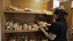 En imagen, el obradoiro Orixes, de Viveiro, donde la pieza de kilo de pan artesano cuesta ahora 3,20 euros frente a los 2,88 del año pasado