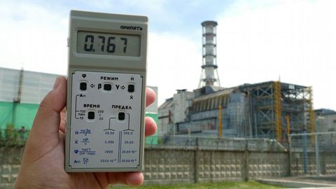 Imagen del reactor nmero 4 de la central nuclear de Chernbil. El dosmetro marca unos niveles muy altos de radiacin.