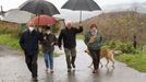 Los cuatro vecinos de A Lagúa caminando por su aldea