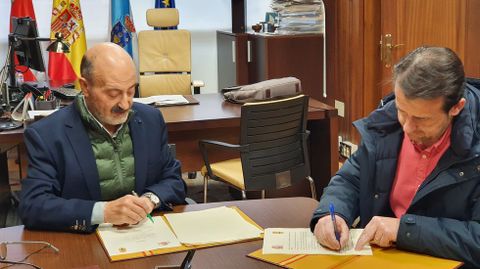 José Antonio Quiroga y José Antonio Alonso firmaron el convenio de colaboración.