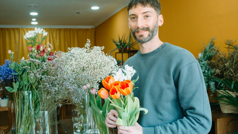Adri�n de la Torre es el reponsable de una florister�a en Gij�n. El asturiano es adem�s experto en arreglos florales