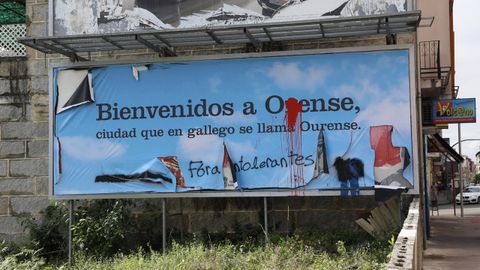 Valla de la asociación Hablamos Español en Ourense que fue vandalizada en junio.