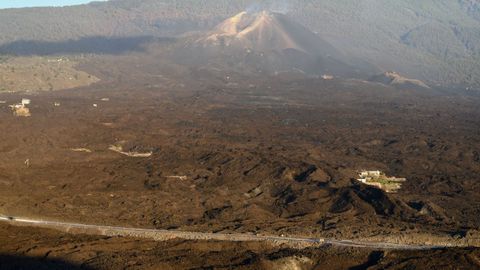 La nueva cerretera sobre la lava y el volcán al fondo, visto desde la Montaña de La Laguna al atarceder