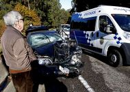 El equipo de Atestados de la Polica Local de Vigo interviene en un accidente de trfico. 