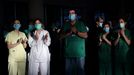 Personal sanitario del CHUS, en Santiago, aplaudiendo