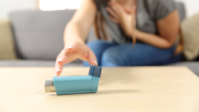 Tener la necesidad de usar un inhalador de alivio rpido con frecuencia puede ser sntoma de que el asma est empeorando.