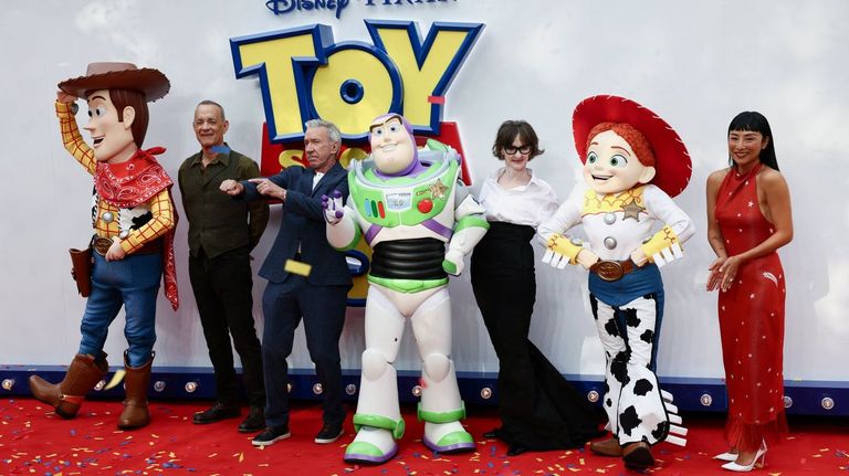 «Toy Story 5»: «Hasta el infinito y sin pantallas», los juguetes más famosos regresan a los cines