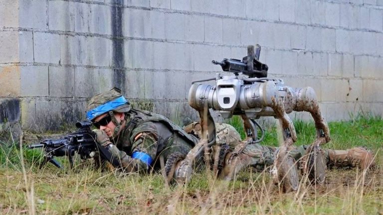 La Brilat se adiestra con un perro robot armado con un fusil