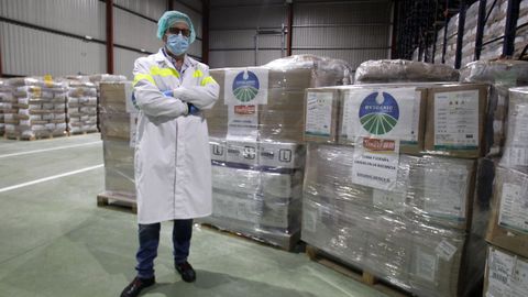 Joaqun Garrido, director general de Origanic Ibrrica, junto al material sanitario donado por la matriz china de su empresa