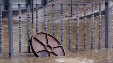 La rotonda de Cerdeo, en Oviedo, durante las inundaciones del verano de 2017.