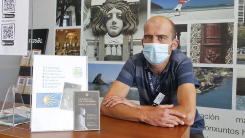 Jorge Medina atiende a turistas y peregrinos en la oficina del muelle de Curuxeiras