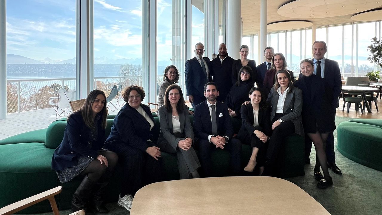 Faltan algunos, pero en esta imagen, tomada en la sede de la empresa, aparecen varios de la veintena de trabajadores gallegos de Lombard Odier. Entre ellos uno de Carballo (Iv�n Docampo, sentado en el centro), cinco de Cerceda (uno es Miguel Fraga, de pie a la izquierda), una de Ordes (M�nica Mosquera, segunda por la izquierda); otro de A Laracha, Ortigueira, Melide, Ourense...