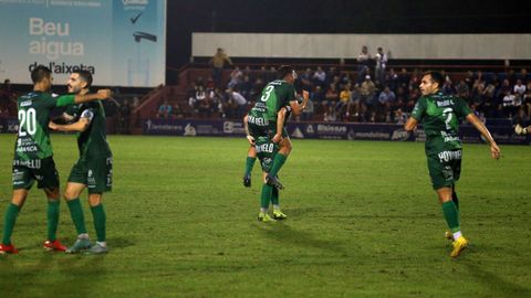 Celebracin del primer gol entre los jugadores