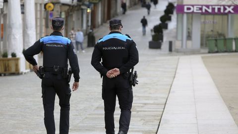 Dos policas locales de Ferrol, de patrulla por la zona de la plaza de Armas
