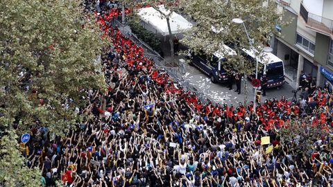 Jornada de Huelga en Catalua. Los mossos protegen la sede del PP en Barcelona