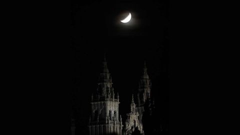 El eclipse con la Catedral de Santiago en primer plano