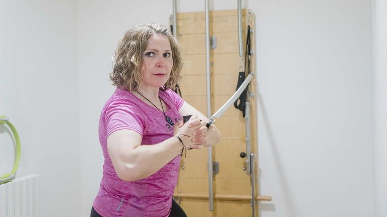 Mar Rosell da clases de pilates en el centro de fisioterapia Alar, en Ourense