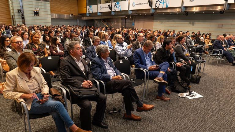 Pontevedra amplia su red de contactos con la presencia de Lores en el Banco Mundial