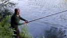 El ro Narcea ha dado este ao el 'campanu' de Asturias, el primer ejemplar en ser capturado tras la apertura de la temporada de pesca de salmn y que ha sido echado a tierra por igo Justo Fernndez
