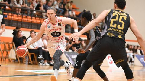Peciukevicius advances with the ball against the Juaristi player.