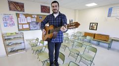 Alberte Fernández, que no toca la guitarra sino el bajo, en un aula del instituto de Barro.