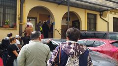Un grupo de personas hace cola en la Cocina Econmica en Oviedo