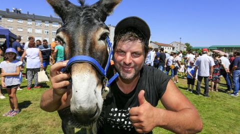 El burro «Dinamita» y su jinete Antonio Aradas después de ganar la carrera de Escairón.