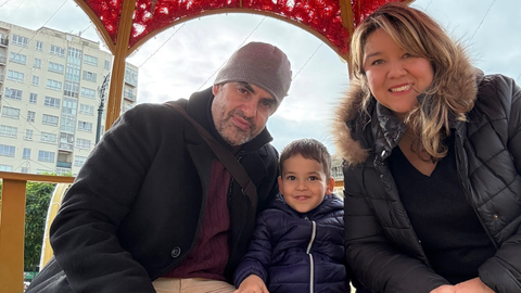 Ricardo en el centro, con su madre Liliana y su padre Kiko.