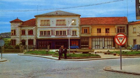 A praza de Catro Camiños ofrece un aspecto moi diferente do actual nesta postal da década de 1960