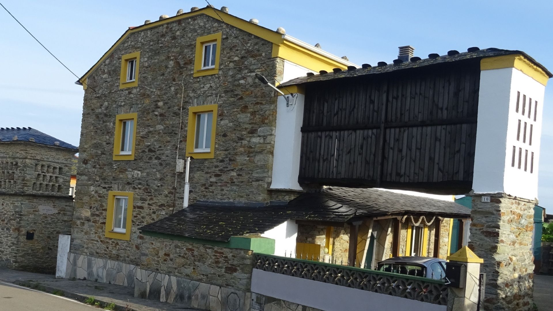 Otra vista del hórreo de Mondoñedo