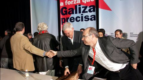 Clausura de la asamblea de Amio, con Francisco Jorquera saludando a Carlos Aymerich. En medio, Xosé Manuel Beiras y Guillerme Vázquez