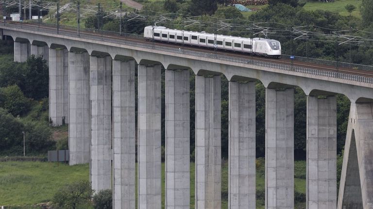Renfe ultima el uso de los AVE de larga distancia en recorridos del eje atlántico para ganar plazas