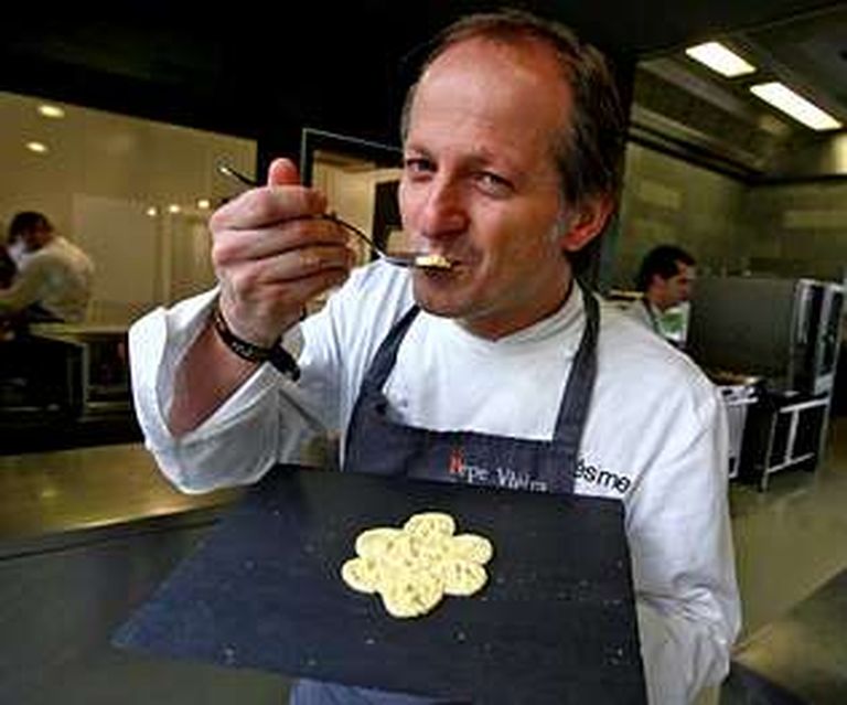 El chef Xosé Torres, del restaurante Pepe Vieira de Poio, incluye su plato de patata de cocido en un reciente libro gastronómico.