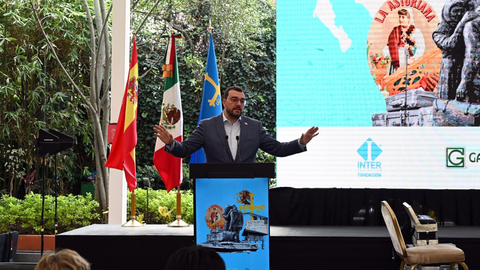 El presidente del Principado de Asturias, Adri�n Barb�n, durante la celebraci�n del Festival Se�ard�