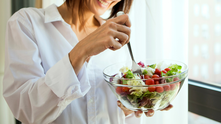 La alimentación en la mediana edad impacta en la calidad de vida en la vejez.