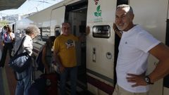 Miguel Ordez (derecha) y Amador Garca viajan de Ourense a Alicante tras pasar unos das de turismo en la provincia