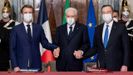 El presidente italiana coge las manos de Macron y Draghi.