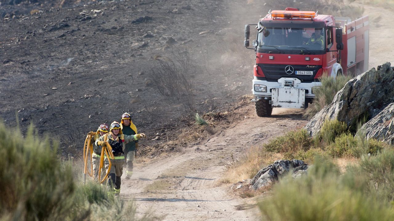 Imagen de archivo de un incendio forestal en la provincia de Lugo. 