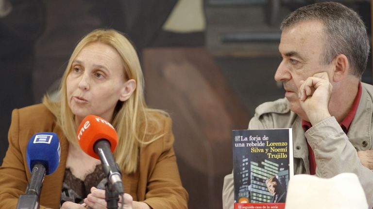 Los Escritores Lorenzo Silva (d) y Noemí Trujillo, presenta su ultima novela "La forja de una rebelde", este sábado en la Semana Negra de Gijón