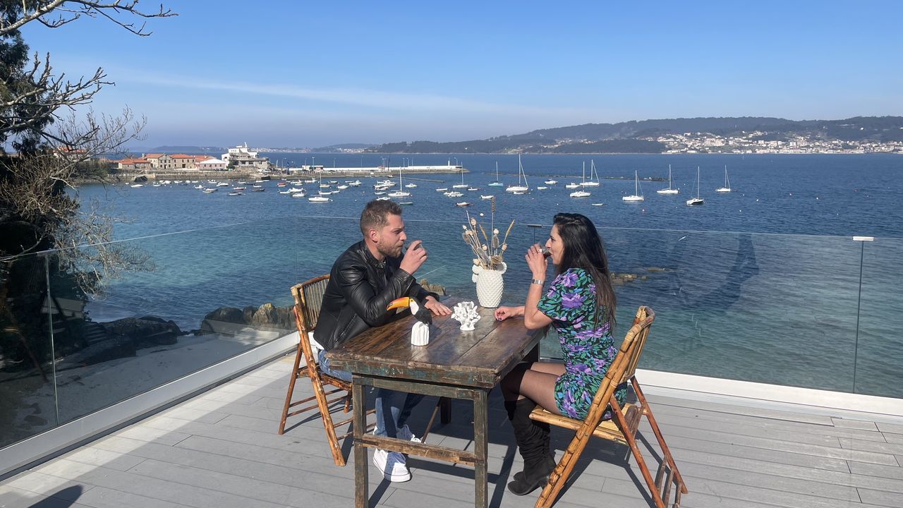 Terrazas llenas en el primer d�a de la primavera gallega.Salom�o marc� el gol del empate contra el Barcelona en el Camp Nou y el Deportivo se mantuvo en Primera en el 2015