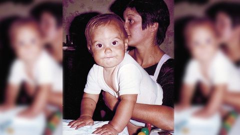 En la foto, en los brazos de su madre. Laura Carballa asegura que su sensibilidad por los mayores se la inculcaron en su familia.