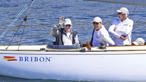 El rey emérito Juan Carlos, a bordo del Bribón en las aguas del puerto de Sanxenxo.