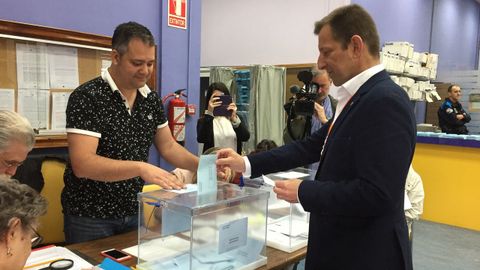 El candidato de Ciudadanos a la alcaldía de Ferrol, Alejandro Langtry, votó en el Concello