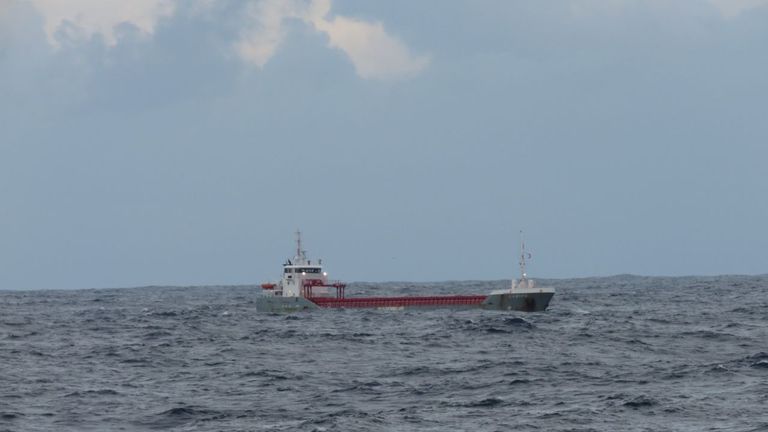 El Eikborg, a la deriva desde el lunes en Portugal, está siendo remolcado al puerto de Vilagarcía