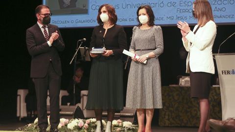 La vicerrectora de Ferrol, Mara Jess Movilla, y la directora del Campus Industrial, Ana Ares, recogieron el galardn de Ferroln do Ano.