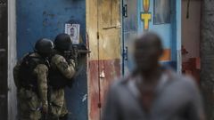 Oficiales de la Policía de Haití participan en una operación en Puerto Príncipe.