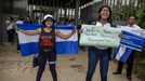 Dos mujeres protestan contra la represin del Gobierno nicaragense a los jvenes