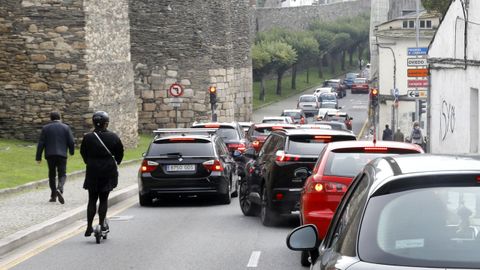 Patinete circulando por la calzada en un momento de tráfico intenso en Lugo.