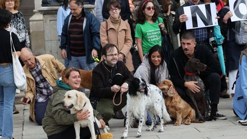 Concentracin de PACMA por la exclusin de los perros de caza en la nueva ley