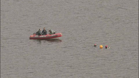 Submarinistas de la Guardia Civil buscan en el pantano de Iznjar (Crdoba) al hombre que pilotaba un autogiro que esta maana ha cado al agua al chocar con unos cables de alta tensin, que provocaron una explosin en el aparato.